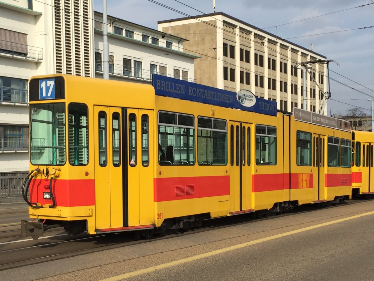 Be 4/6 261 unterwegs auf der Linie 17 auf der Dreirosenbrücke, 24.03.2016