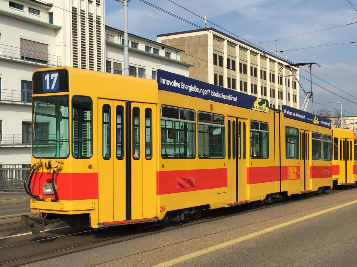 Be 4/6 266 unterwegs auf der Linie 17 auf der Dreirosenbrücke, 24.03.2016