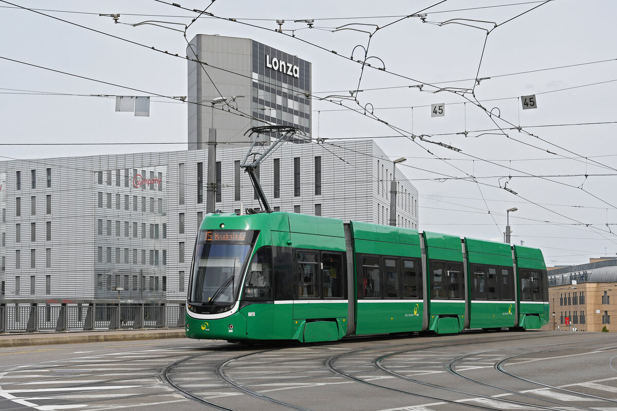 Be 4/6 6015, auf der Linie 15, überquert am 04.05.2024 die Münchensteinerbrücke.