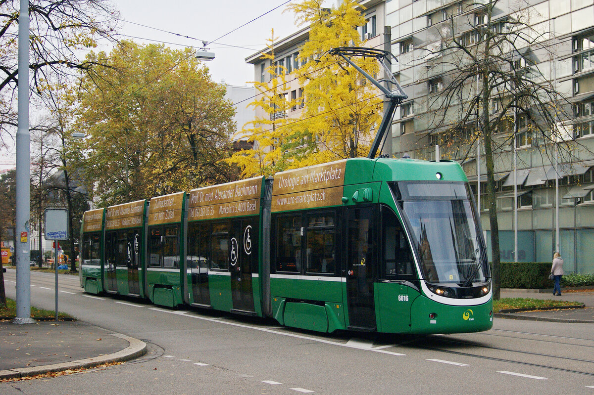 Be 4/6 6016, auf der Linie 15, fährt zur Haltestelle Denkmal. Die Aufnahme stammt vom 29.10.2021.