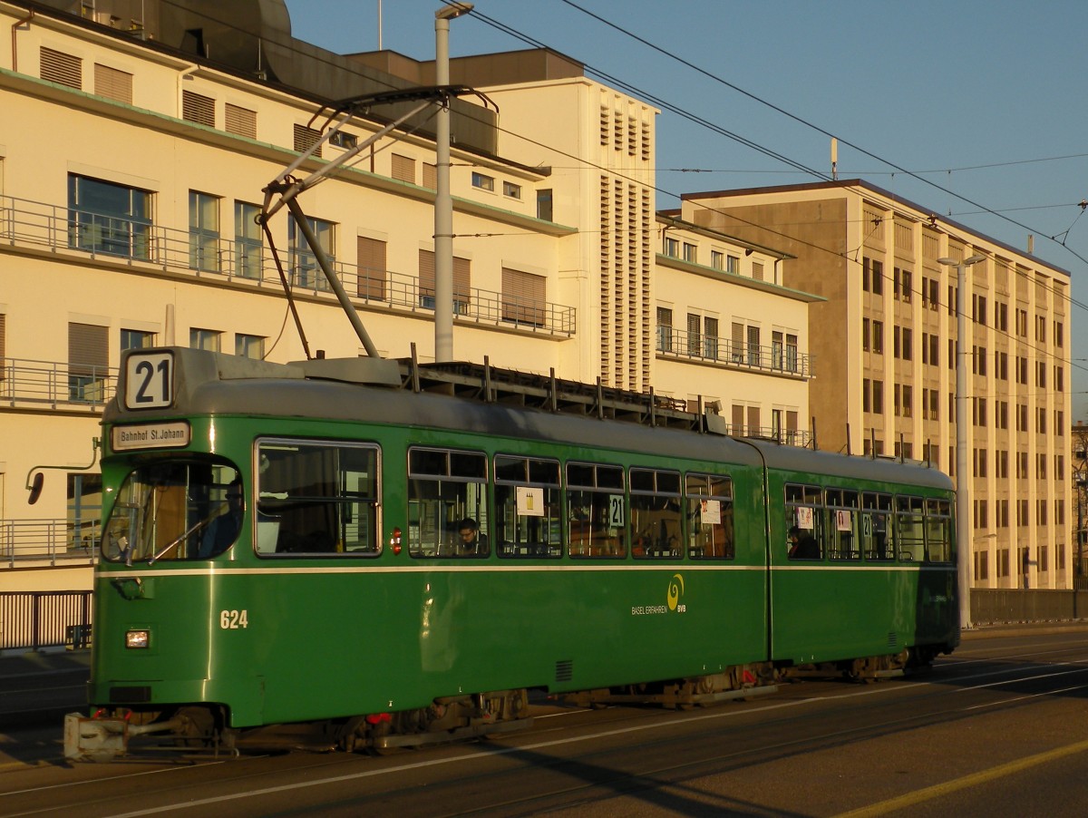 Be 4/6 624 auf der Linie 21 in der Abendsonne auf der Dreirosenbrücke. Die Aufnahme stammt vom 11.12.2013.