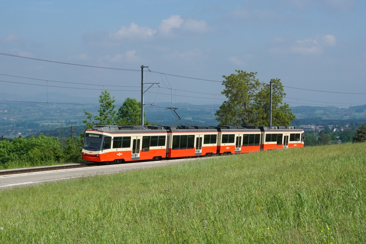 Be 4/6 64 und Be 4/6 62 fahren am 16.05.2015 von Neuhaus Richtung Scheuren.