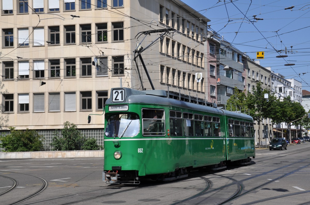 Be 4/6 652 auf der Linie 21 fährt zur Haltestelle Dreirosenbrücke. Die Aufnahme stammt vom 11.06.2014.