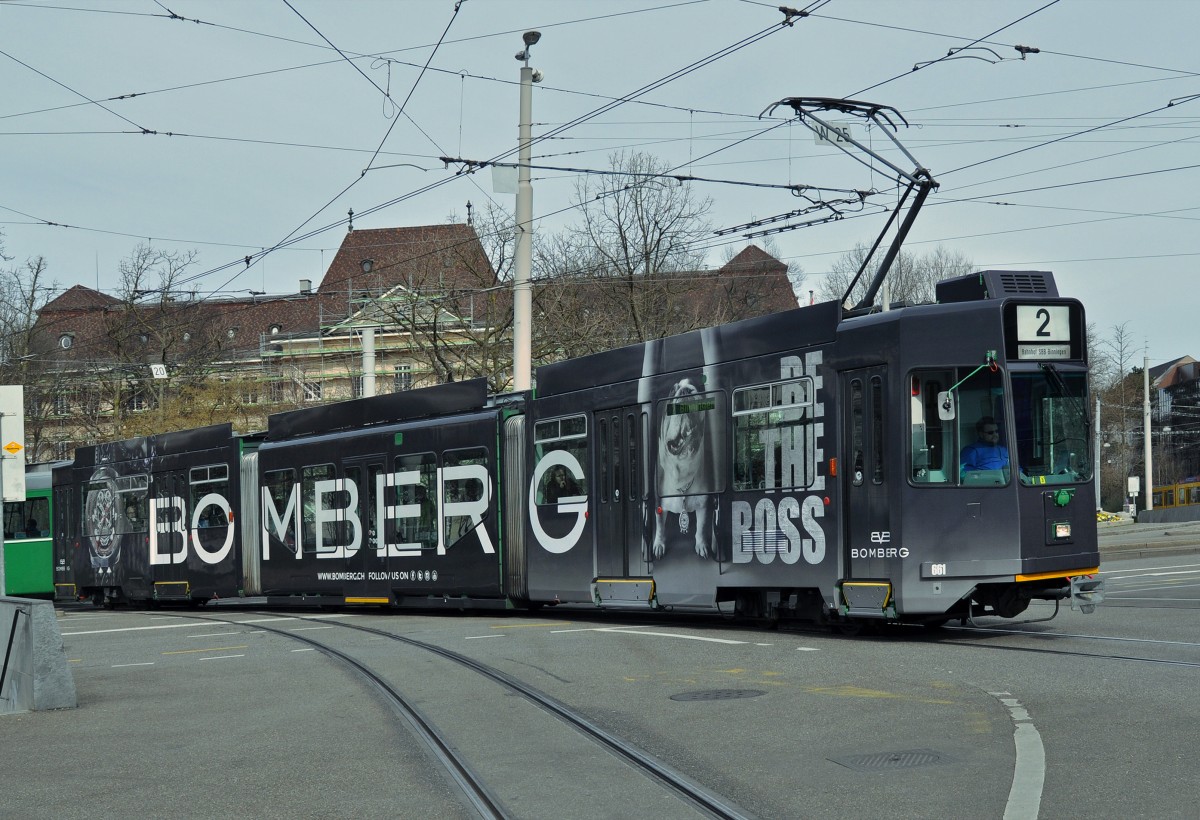 Be 4/6 661 mit einer Werbung für Bomberg, anlässlich der Messe Basel World 15, fährt zur Haltestelle am Bahnhof SBB. Die Aufnahme stammt vom 07.03.2015.