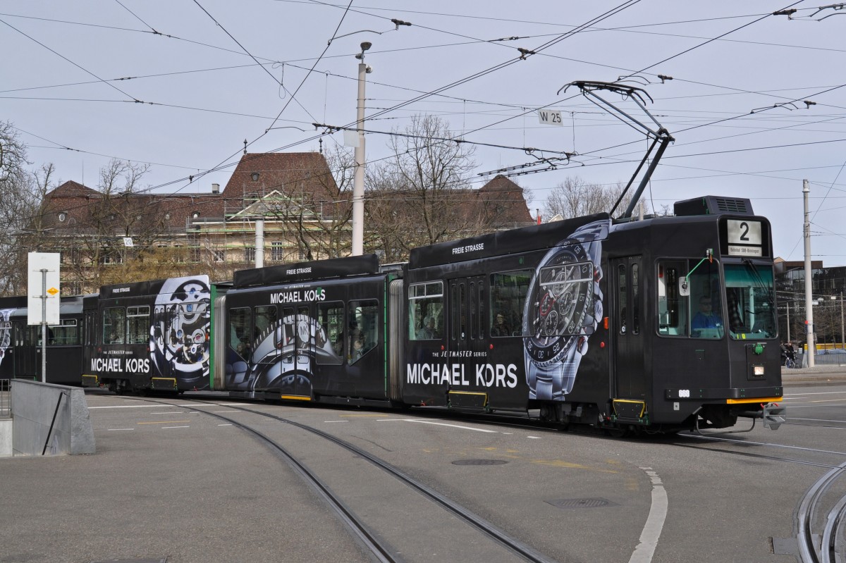 Be 4/6 669 mit einer Werbung für Michael Kors, anlässlich der Messe Basel World 15, fährt zur Haltestelle am Bahnhof SBB. Die Aufnahme stammt vom 07.03.2015.