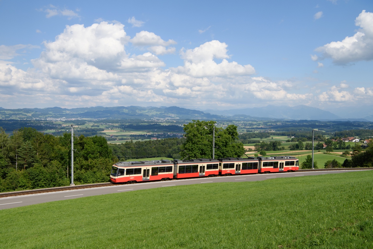 Be 4/6 69 und Be 4/6 66 befinden sich am 15.07.2017 zwischen Neuhaus und Scheuren.