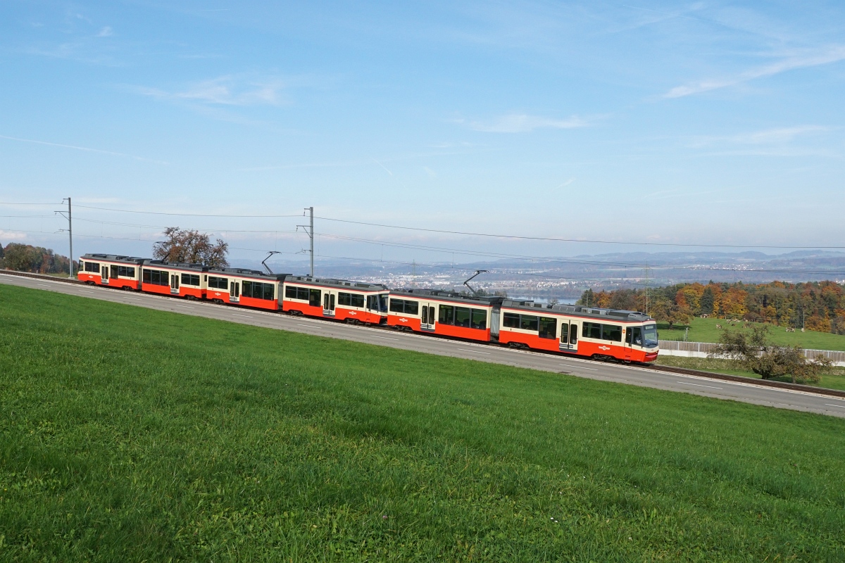 Be 4/6 71, Be 4/6 73 und Be 4/6 70 fahren am 25.10.2015 als S 18 nach Esslingen von Scheuren Richtung Neuhaus.