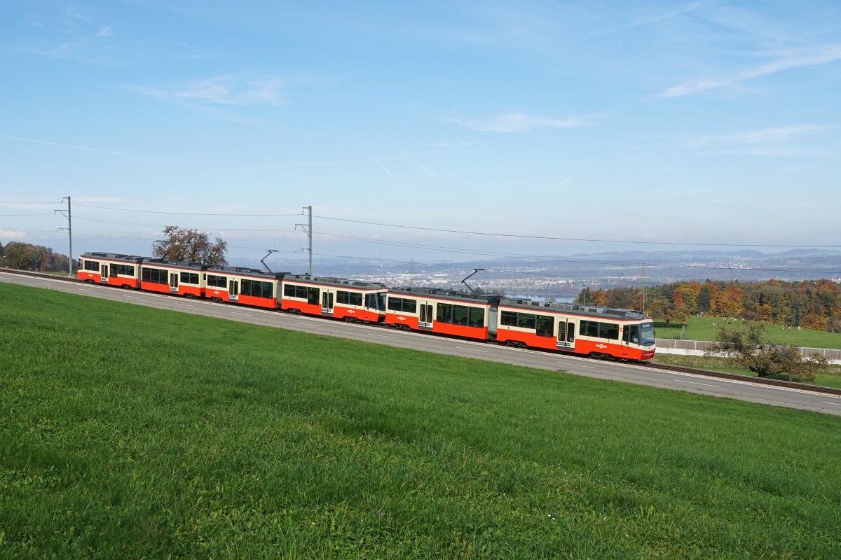 Be 4/6 71, Be 4/6 73 und Be 4/6 70 fahren am 25.10.2015 als S 18 nach Esslingen von Scheuren Richtung Neuhaus.