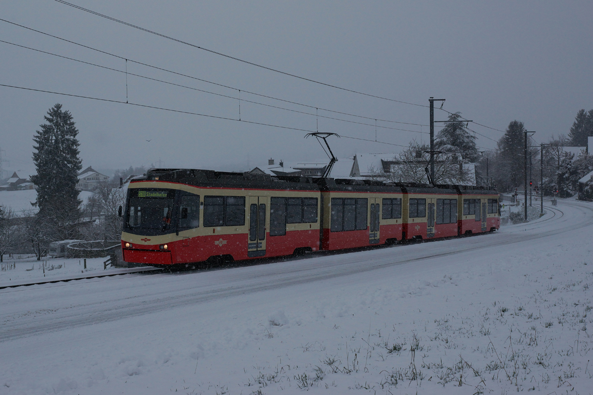 Be 4/6 72 und Be 4/6 71 verlassen am 27.12.2014 Neuhaus in Richtung Scheuren.