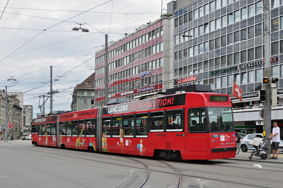 Be 4/6 735 Vevey Tram, mit einer Werbung für eine Ausstellung im Paul Klee Museum, fährt zu Haltestelle der Linie 7 beim Bubenbergplatz. Die Aufnahme stammt vom 09.06.2017.