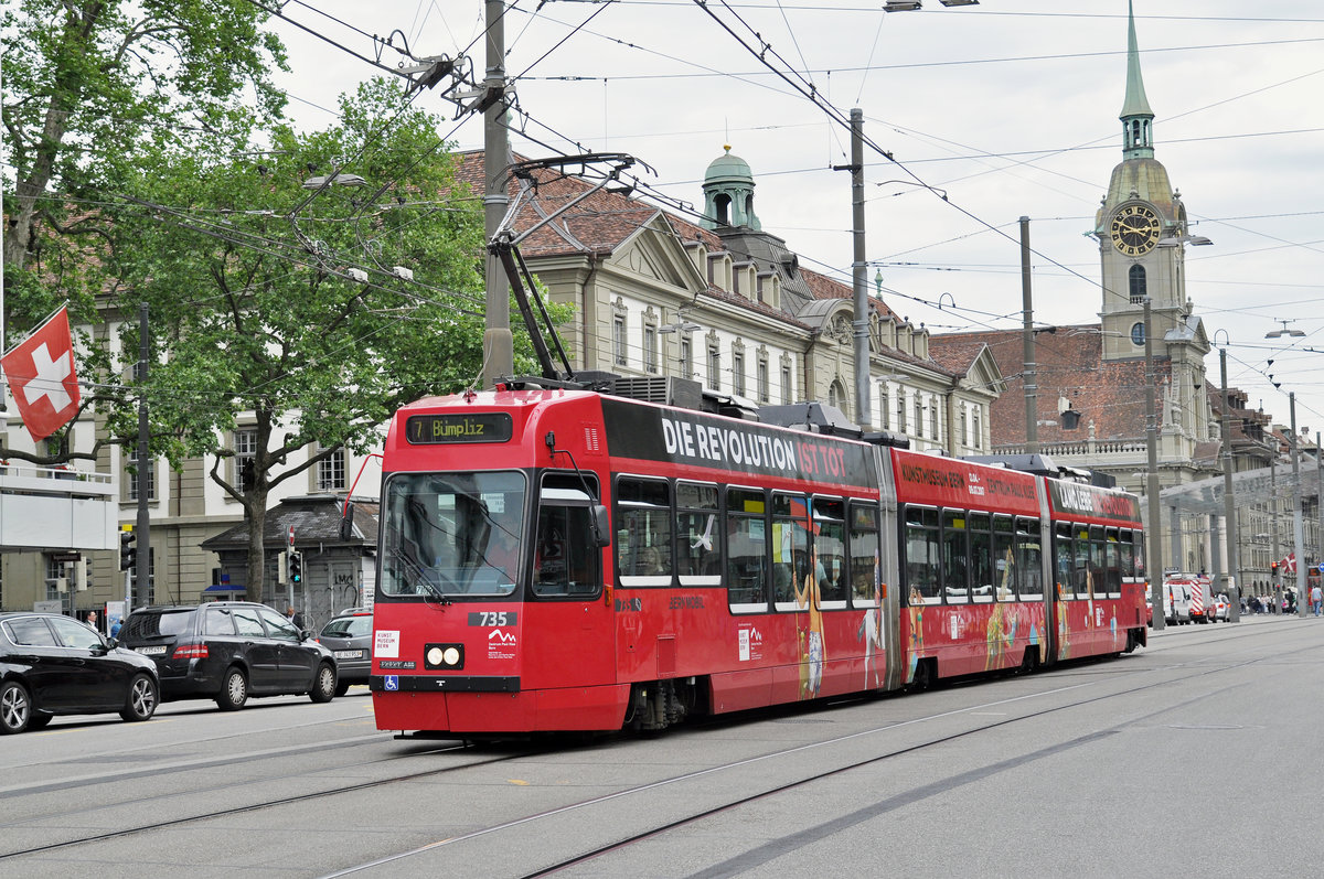 Be 4/6 735 Vevey Tram, mit einer Werbung für eine Ausstellung im Paul Klee Museum, fährt zu Haltestelle der Linie 7 beim Bubenbergplatz. Die Aufnahme stammt vom 09.06.2017.