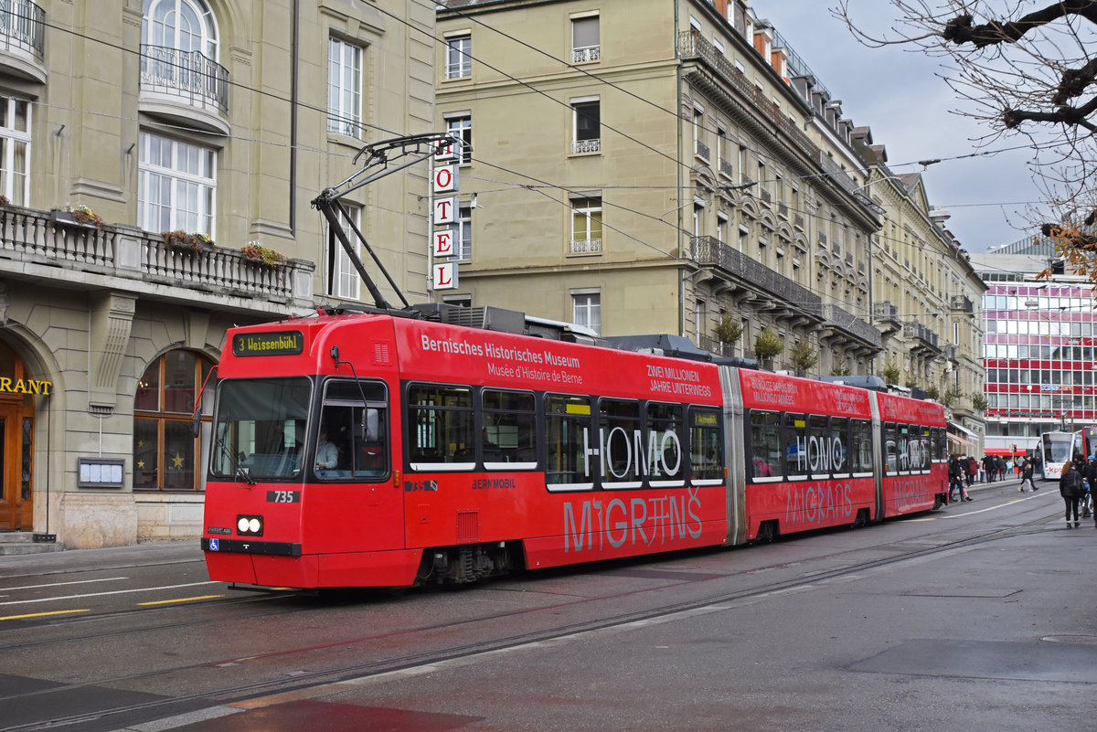 Be 4/6 735 Vevey Tram mit einer Werbung für die Ausstellung HOMO MIGRANS, 2 Mio Jahre unterwegs im Historischen Museum Bern, auf der Linie 3, verlässt die Haltestelle Hirschengraben. Die Aufnahme stammt vom 21.12.2019.