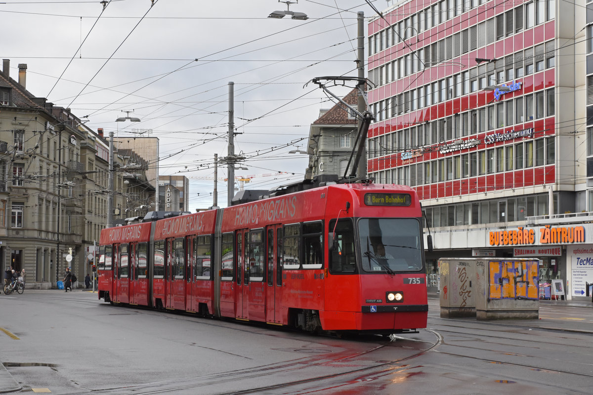 Be 4/6 735 Vevey Tram mit einer Werbung für die Ausstellung HOMO MIGRANS, 2 Mio Jahre unterwegs im Historischen Museum Bern, auf der Linie 3, verlässt die Haltestelle Hirschengraben. Die Aufnahme stammt vom 21.12.2019.