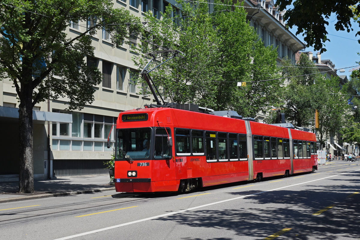 Be 4/6 736 Vevey Tram, auf der Linie 3, fährt durch die Bundesgasse. Die Aufnahme stammt vom 24.06.2020.