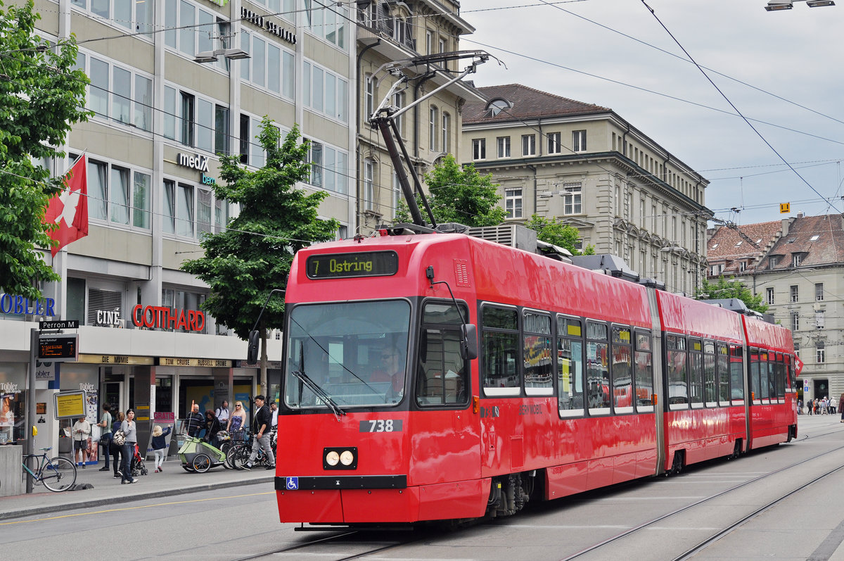 Be 4/6 738 Vevey Tram, auf der Linie 7, fährt zur Haltestelle beim Bahnhof Bern. Die Aufnahme stammt vom 09.06.2017.