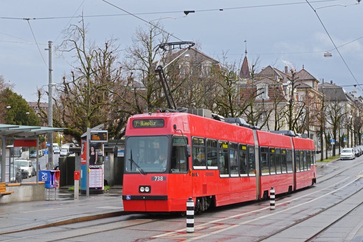 Be 4/6 738 Vevey Tram, auf der Linie 7, bedient die Haltestelle Helvetiaplatz. Die Aufnahme stammt vom 21.12.2019.
