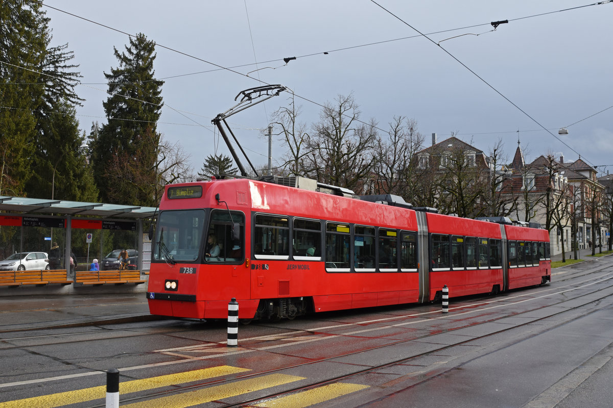Be 4/6 738 Vevey Tram, auf der Linie 7, bedient die Haltestelle Helvetiaplatz. Die Aufnahme stammt vom 21.12.2019.