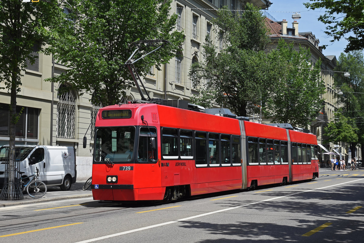 Be 4/6 739 Vevey Tram, auf der Linie 3, fährt durch die Bundesgasse. Die Aufnahme stammt vom 25.06.2019.