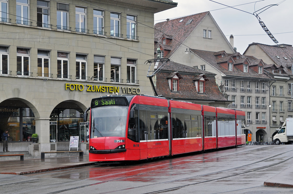 Be 4/6 754, auf der Linie 8, bedient die Haltestelle beim Casinoplatz. Die Aufnahme stammt vom 09.05.2016.