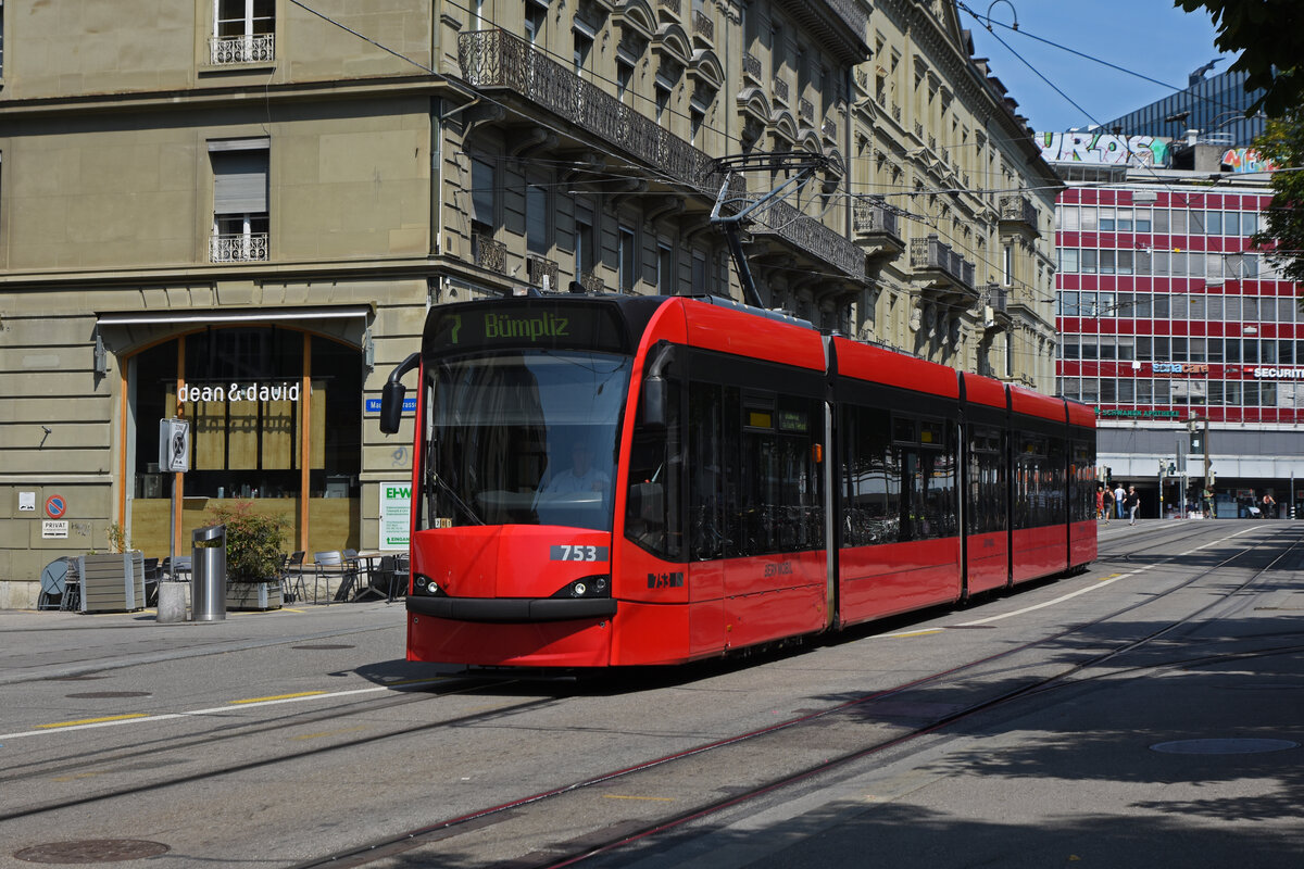Be 4/6 Combino 753, auf der Linie 7, verlässt die Haltestelle Hirschengraben. Die Aufnahme stammt vom 21.08.2021.