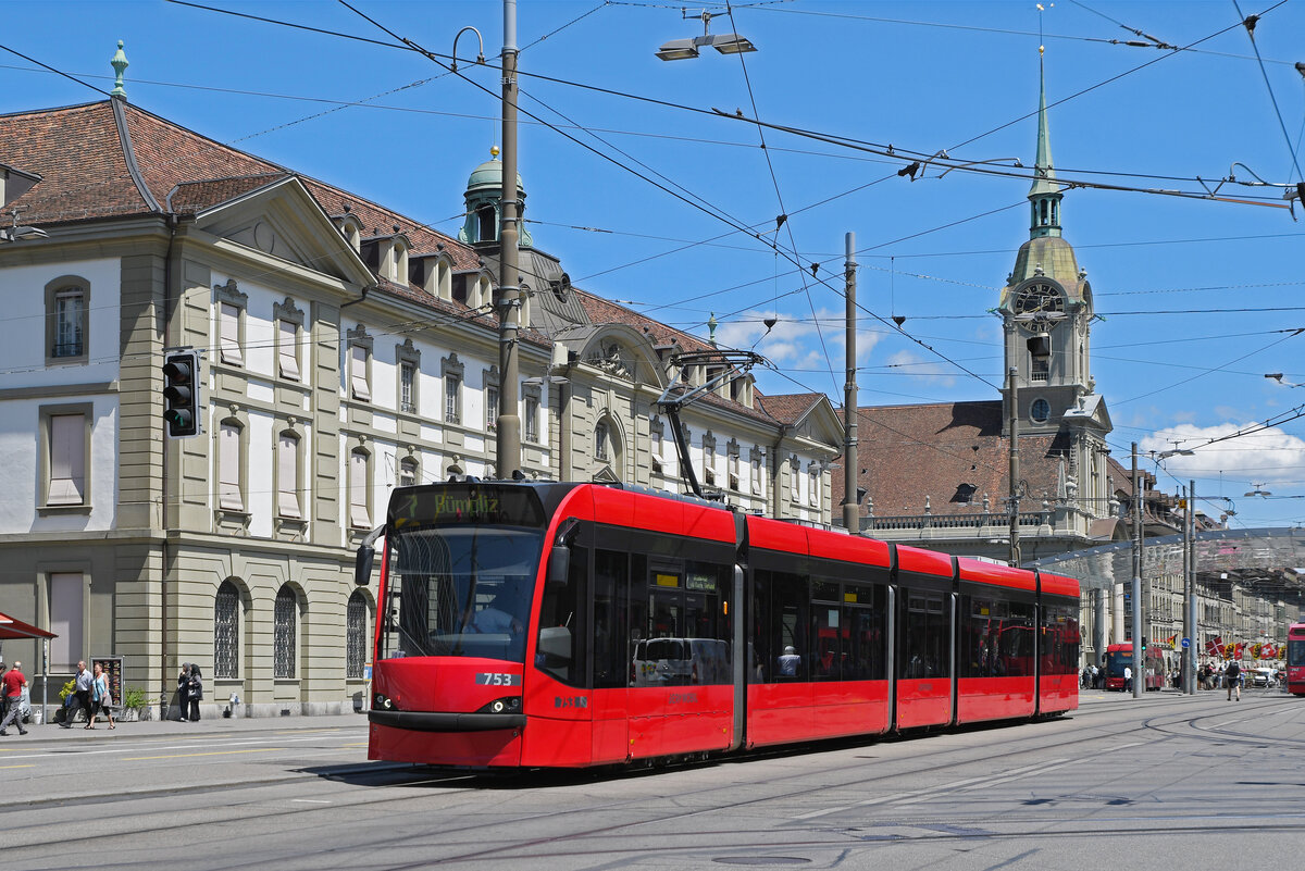 Be 4/6 Combino 753, auf der Linie 7, fährt am 20.07.2023 zur Haltestelle Hirschengraben.