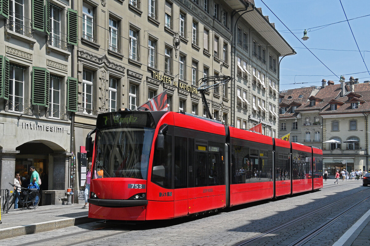 Be 4/6 Combino 753, auf der Linie 7, bedient am 11.06.2025 die Haltestelle Bärenplatz. Aufnahme Bern.