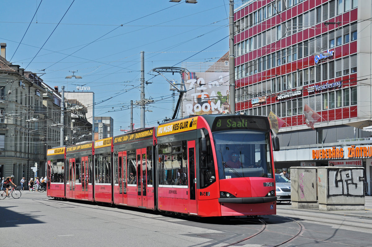 Be 4/6 Combino 754, auf der Linie 8, fährt zur Haltestelle beim Bahnhof Bern. Die Aufnahme stammt vom 09.07.2018.