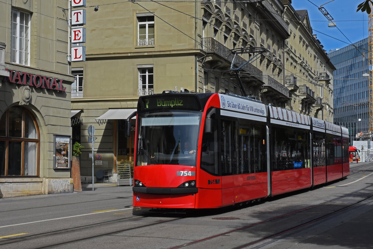 Be 4/6 Combino 754, auf der Linie 7, verlässt am 04.10.2022 die Haltestelle Hirschengraben.