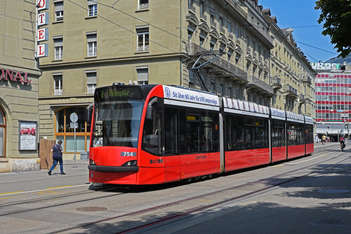 Be 4/6 Combino 754 mit der Denner Werbung, auf der Linie 7, verlässt die Haltestelle Hirschengraben. Die Aufnahme stammt vom 21.08.2021.