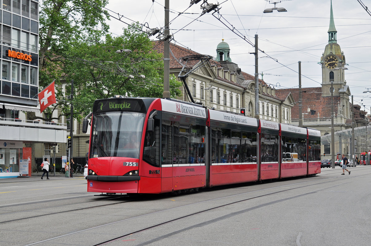 Be 4/6 Combino 755, auf der Linie 7, fährt Richtung Haltestelle Bubenbergplatz. Die Aufnahme stammt vom 09.06.2017.