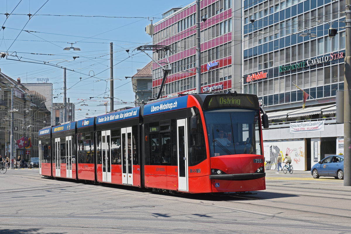 Be 4/6 Combino 755, auf der Linie 7, fährt zur Haltestelle beim Bahnhof Bern. Die Aufnahme stammt vom 24.06.2020.