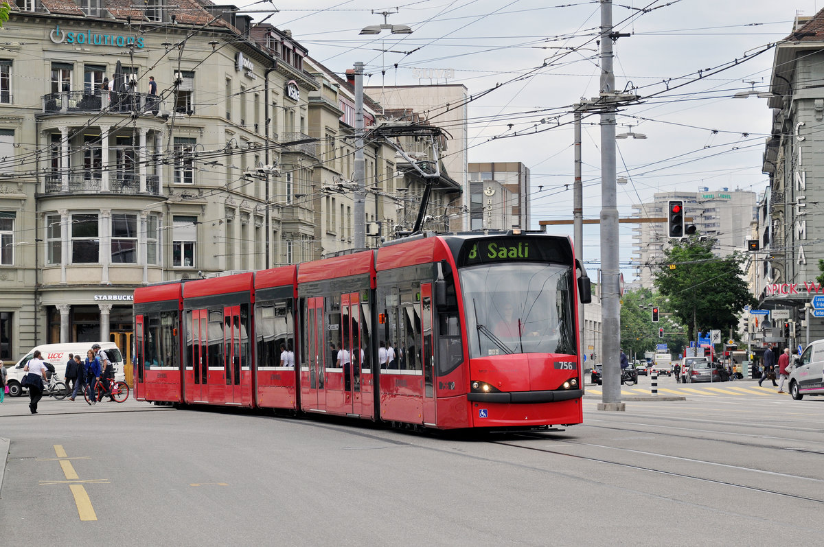 Be 4/6 Combino 756, auf der Linie 8, fährt zur Haltestelle beim Bahnhof Bern. Die Aufnahme stammt vom 09.06.2017.