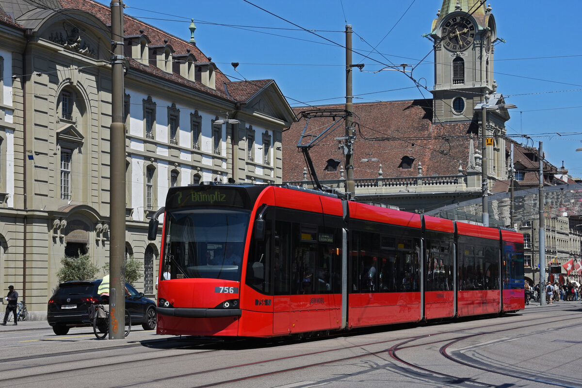 Be 4/6 Combino 756, auf der Linie 7, fährt am 08.07.2022 zur Haltestelle Hirschengraben.