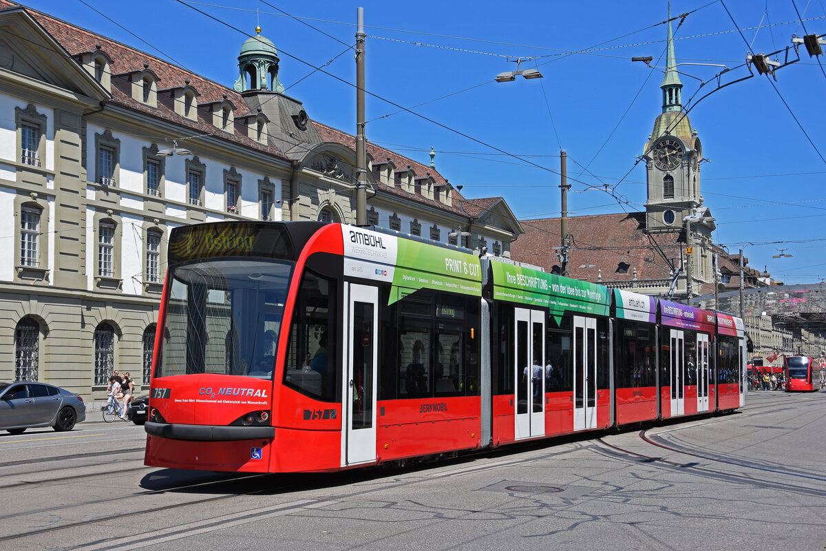 Be 4/6 Combino 757, auf der Linie 7, fährt zur Haltestelle beim Bahnhof Bern. Die Aufnahme stammt vom 08.07.2022.