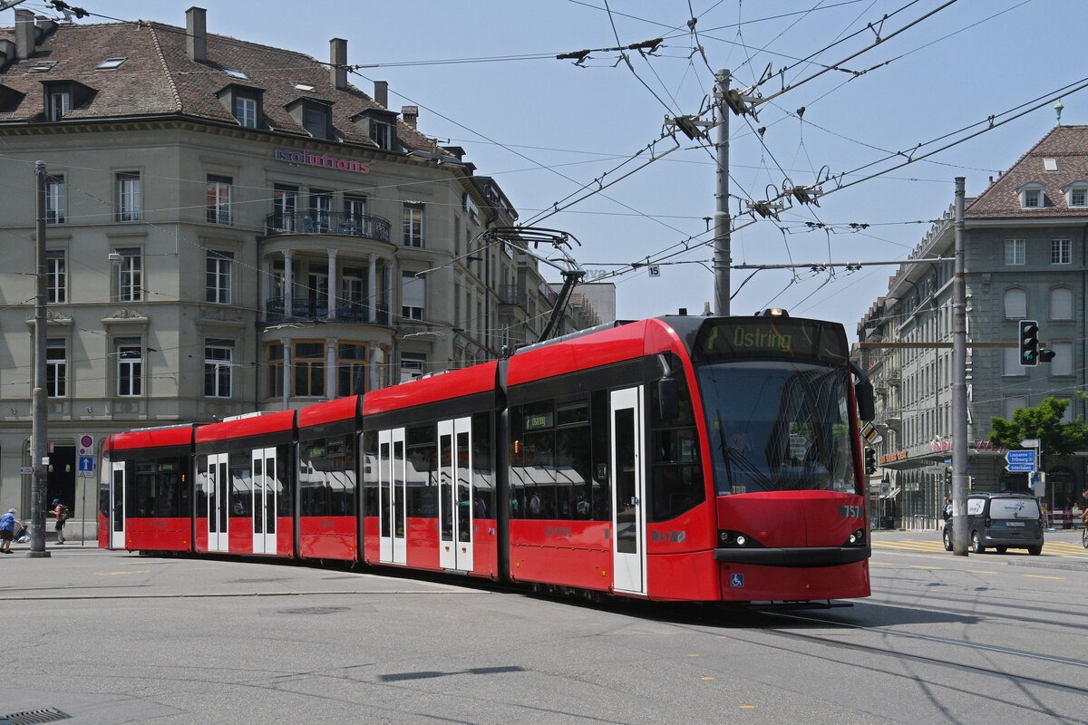 Be 4/6 Combino 757, auf der Linie 7, fährt am 11.06.2025 zur Haltestelle beim Bahnhof Bern.