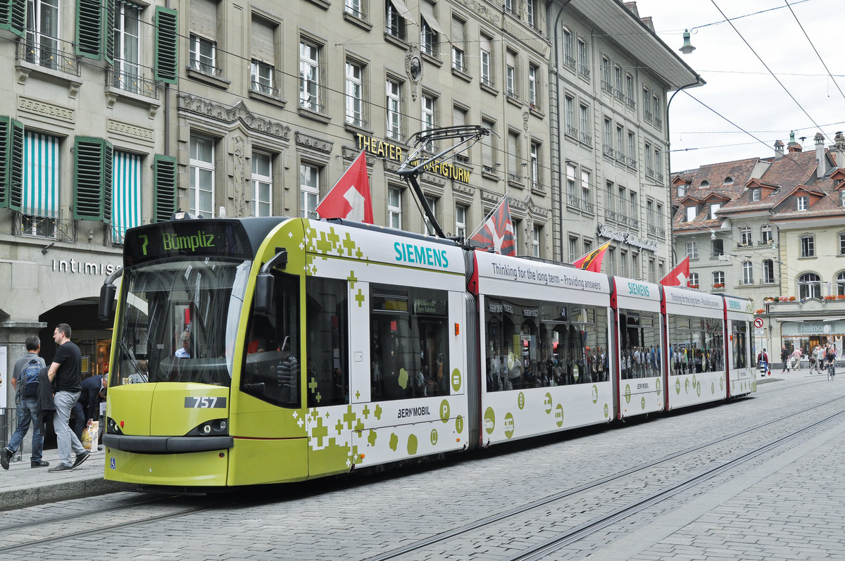 Be 4/6 Combino 757, mit der Siemens Werbung, auf der Linie 7, bedient die Haltestelle beim Theater Käfigturm. Die Aufnahme stammt vom 09.06.2017.