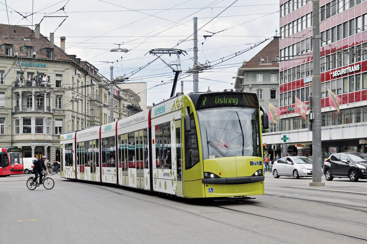 Be 4/6 Combino 757, mit der Siemens Werbung, fährt zur Haltestelle beim Bahnhof Bern. Die Aufnahme stammt vom 09.06.2017.
