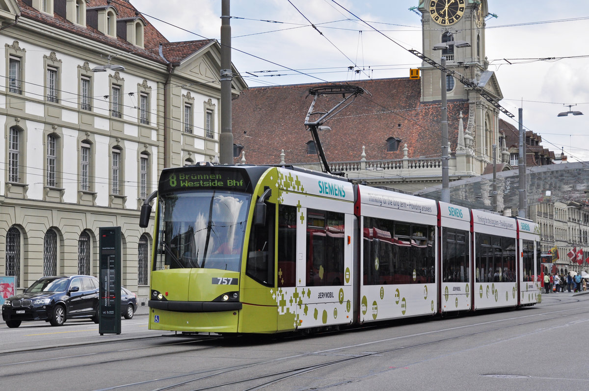 Be 4/6 Combino 757 mit der Siemens Werbung, auf der Linie 8, fährt zur Haltestelle beim Bubenbergplatz. Die Aufnahme stammt vom 22.05.2018.