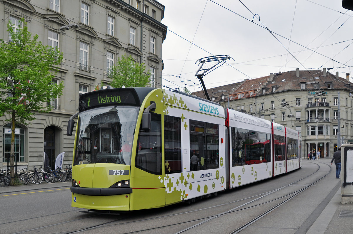 Be 4/6 Combino 757, mit einer Simens Werbung, fährt vom Bubenbergplatz Richtung Bahnhof Bern. Die Aufnahme stammt vom 09.05.2016.