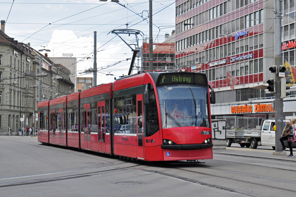 Be 4/6 Combino 758, auf der Linie 7, fährt zur Haltestelle beim Bahnhof Bern. Die Aufnahme stammt vom 22.05.2018.