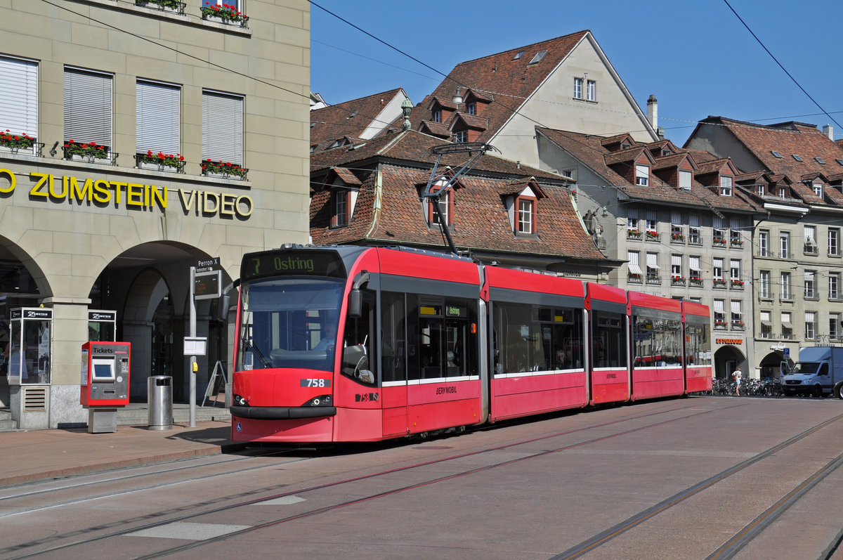 Be 4/6 Combino 758, auf der Linie 7, bedient die Haltestelle beim Casinoplatz. Die Aufnahme stammt vom 09.07.2018.