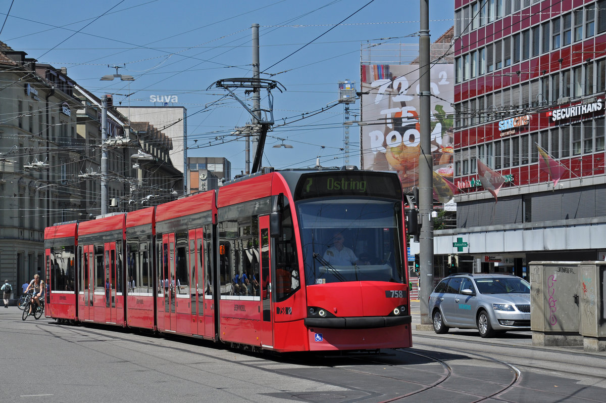 Be 4/6 Combino 758, auf der Linie 7, fährt zur Haltestelle beim Bahnhof Bern. Die Aufnahme stammt vom 09.07.2018.

