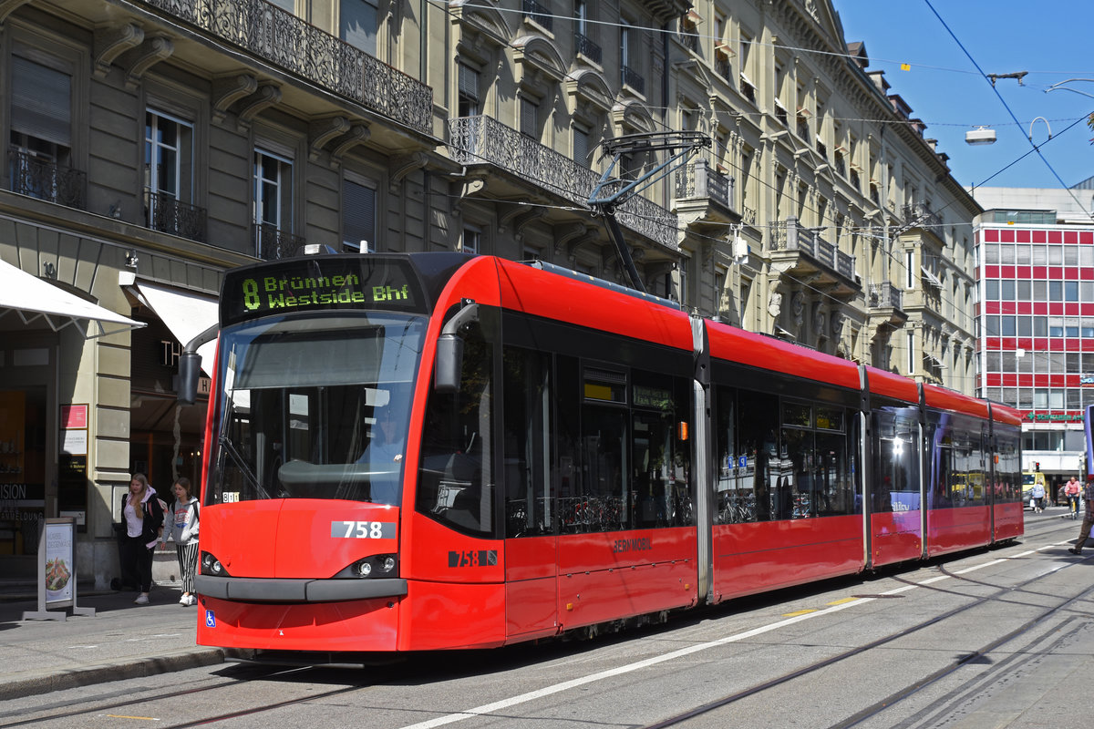 Be 4/6 Combino 758, auf der Linie 8, bedient die Haltestelle Hirschengraben. Die Aufnahme stammt vom 16.09.2019.