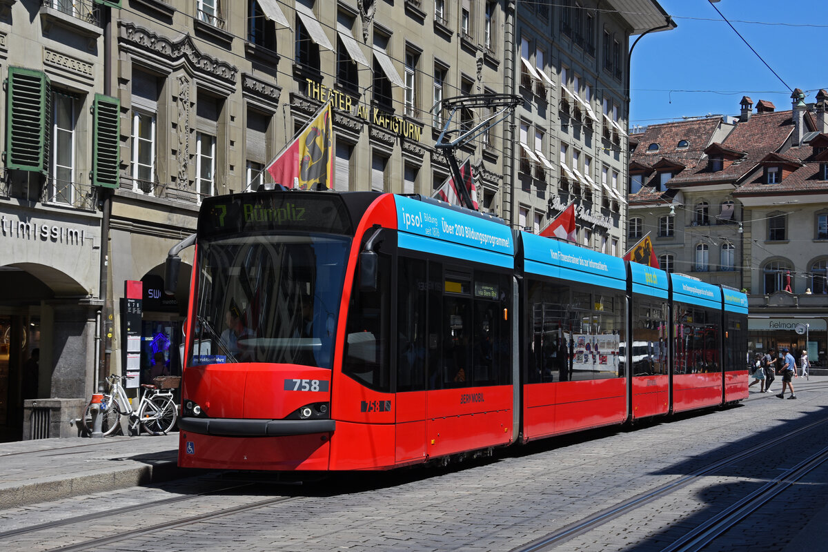 Be 4/6 Combino 758, auf der Linie 7, bedient die Haltestelle Bärenplatz. Die Aufnahme stammt vom 08.07.2022.