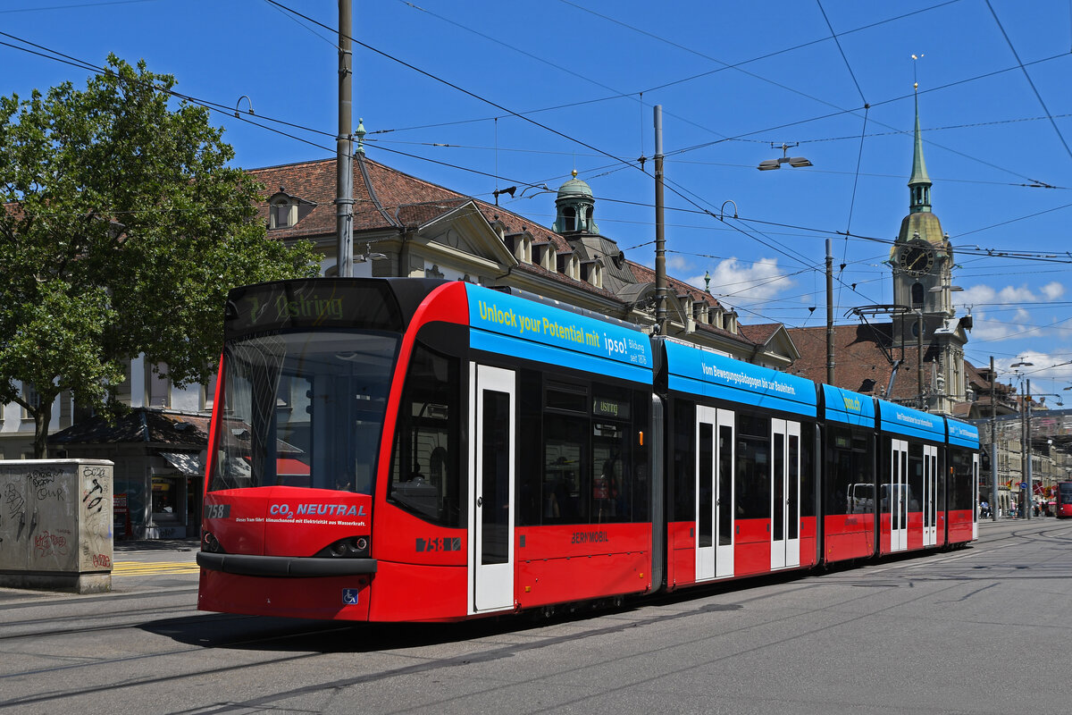 Be 4/6 Combino 758, auf der Linie 7, fährt am 20.07.2023 zur Haltestelle beim Bahnhof Bern.