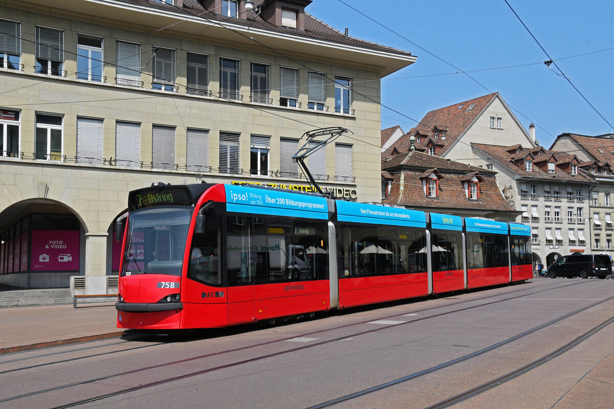 Be 4/6 Combino 758, auf der Linie 7, bedient am 11.06.2025 die Haltestelle Zytglogge beim Casinoplatz. Aufnahme Bern.