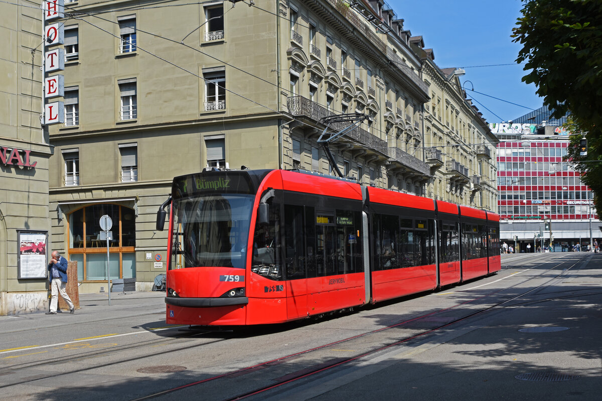 Be 4/6 Combino 759, auf der Linie 7, verlässt die Haltestelle Hirschengraben. Die Aufnahme stammt vom 21.08.2021.