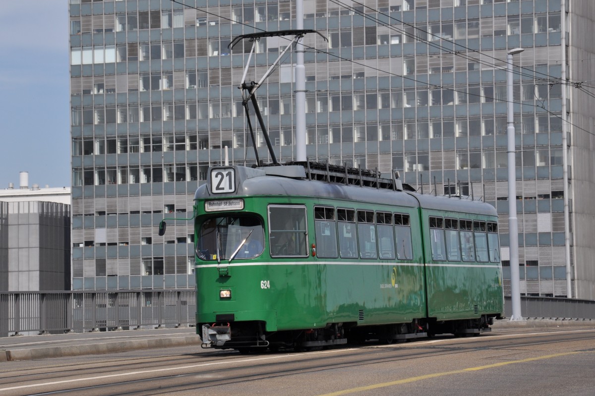 Be 4/6 Düwag 624 auf der Linie 21 überquert die Dreirosenbrücke Richtung Haltestelle Novartis Campus. Die Aufnahme stammt vom 06.06.2014.