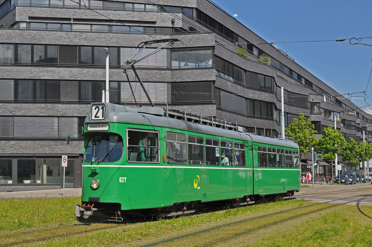 Be 4/6 Düwag 627, auf der Linie 21, fährt am 29.04.2016 zur Endstation beim Bahnhof St. Johann.