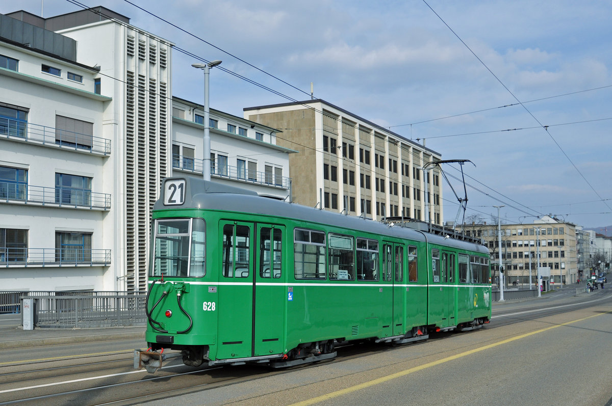 Be 4/6 Düwag 628, auf der Linie 21, fährt zur Haltestelle Dreirosenbrücke. Bald gehen die beiden Düwag 627 und 628 in Pension und werden nur noch als Oldtimer zum Einsatz kommen. Die Aufnahme stammt vom 24.03.2016.